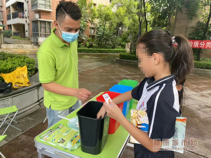 小朋友积极参与垃圾分类小游戏。.jpg