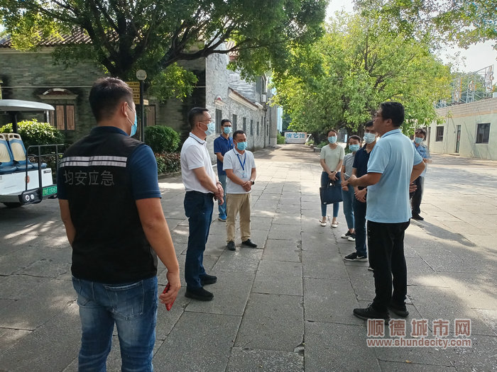 图片三：镇领导带队镇宣办一行人前往李小龙乐园开展安全检查，叮嘱乐园负责人要密切留意天气情况，及时根据相关预警通知做好相应防范措施。.jpg