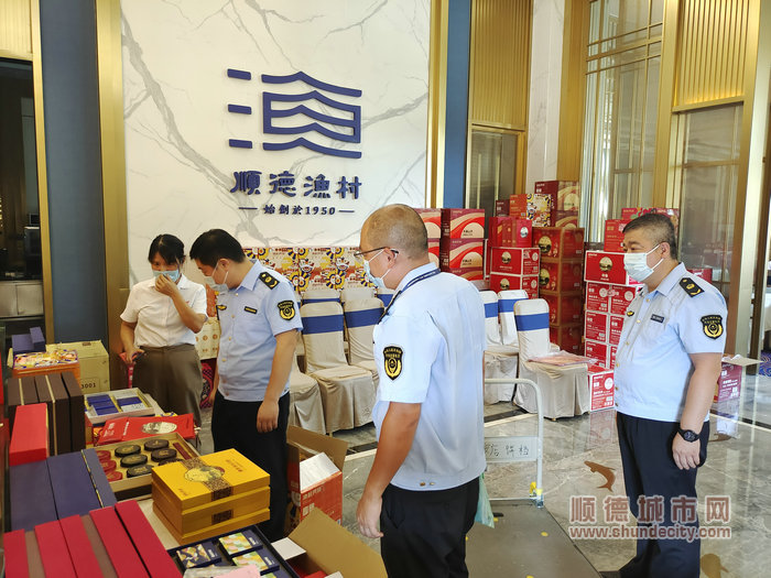 均安执法人员对月饼包装开展检查。.jpg