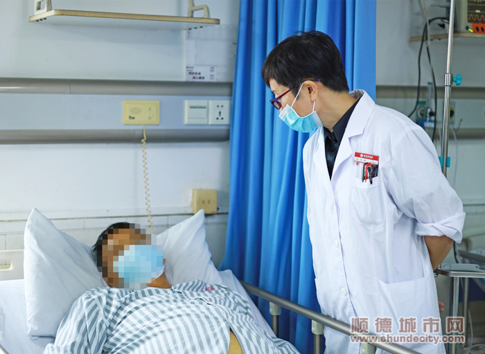 赵冰峰主任和患者交流。_副本.jpg