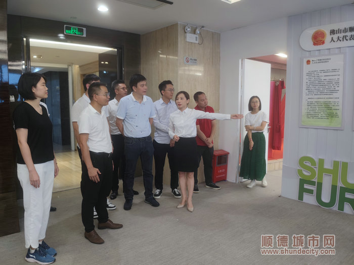 众人参观人大联络站。.jpg