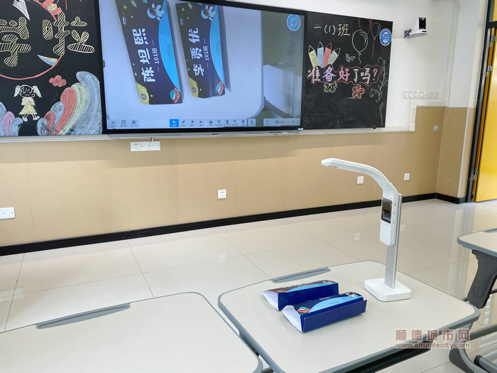 无线展台可以将学生的作业投影到教室主屏幕上_副本.jpg