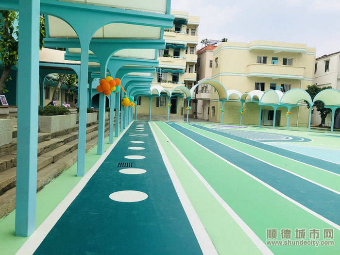 龙江城区中心小学锦屏校区白云连廊.jpg