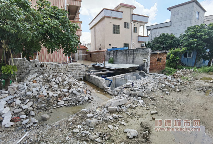 项目启动前期清理阻碍道路的障碍物.jpg