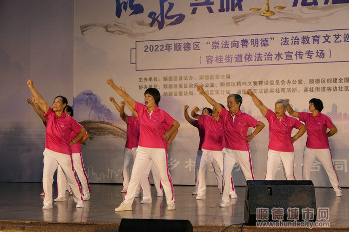 顺心长者服务中心带来的舞蹈《万众一心》。.jpg