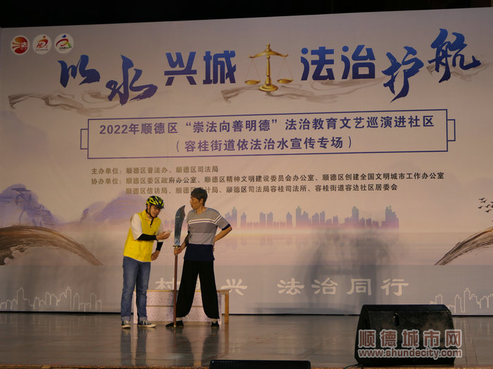 手持“关公刀”拦路的坤叔。.jpg
