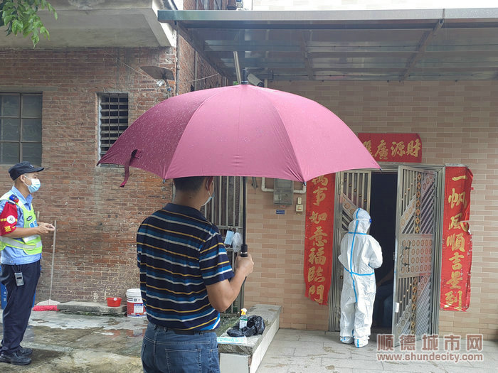无论刮风下雨，“三人小组”一直在路上。.jpg