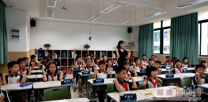 和孩子一起唱《早上好》。.jpg