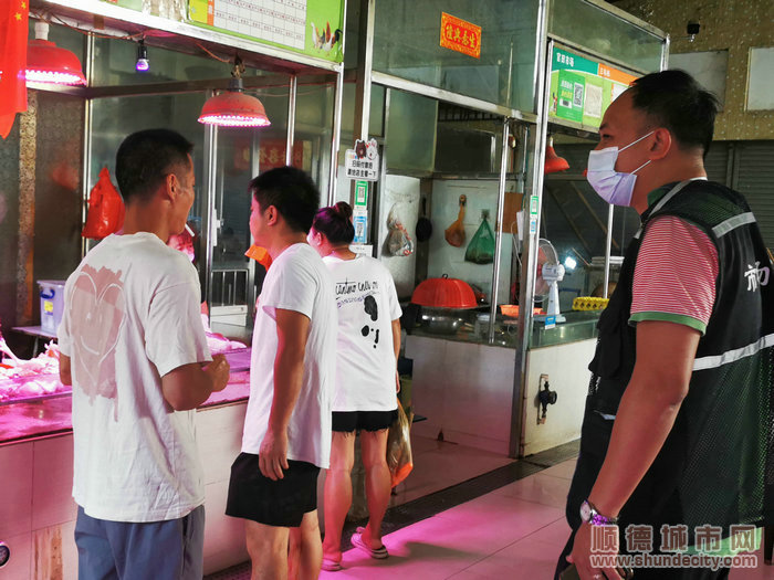 龙江市监所执法人员提醒市民戴好口罩。.jpg
