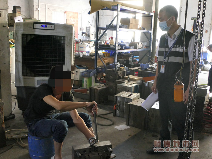企业工人未按规定佩戴手套，吊钩未安装防护。.jpg