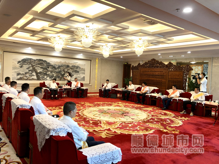 座谈会现场_副本.png