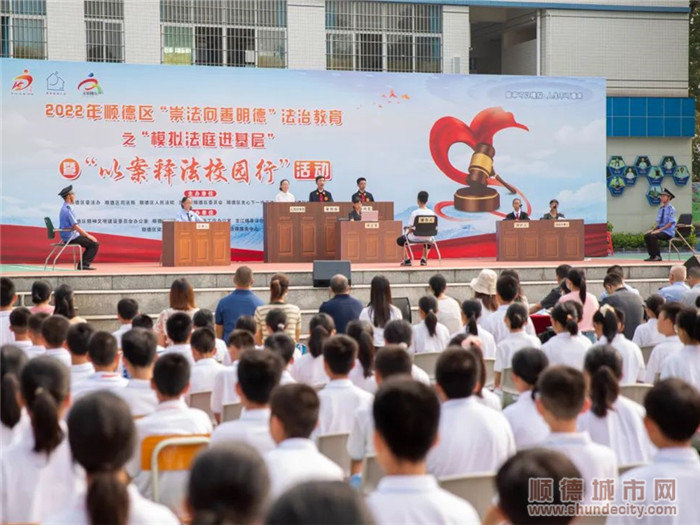 里海中学的几名学生一同演绎模拟法庭。.jpg