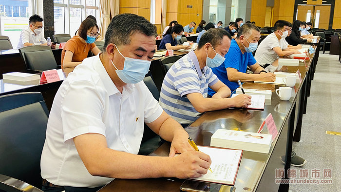 会议现场，党员代表们积极听讲。.jpg