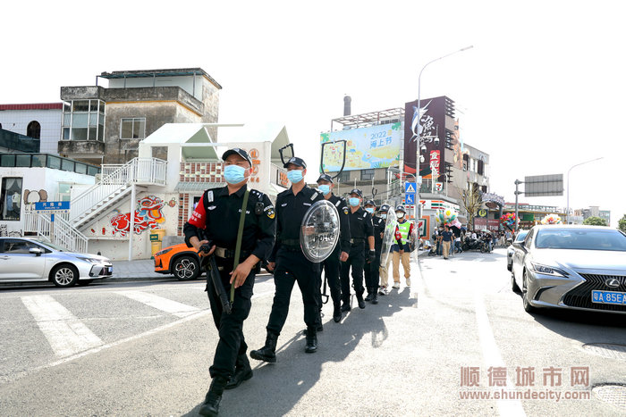容桂派出所机动巡防处突队联合最小应急单元在渔人码头等重要商圈开展步巡。.jpg
