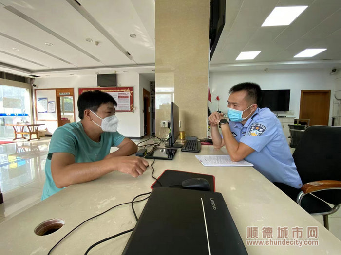 民警认真倾听群众声音。.jpg