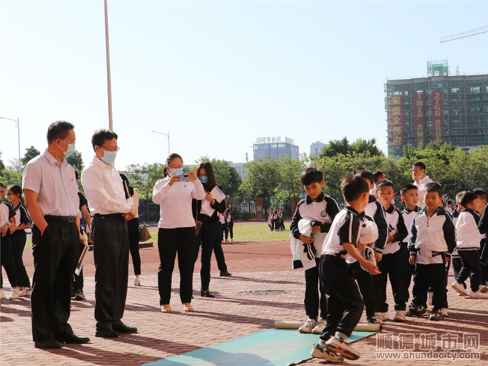 学校“阳光大课间”时段，领导和教师们集中操场观看了西山小学高新区学校的大课间活动。_副本.png