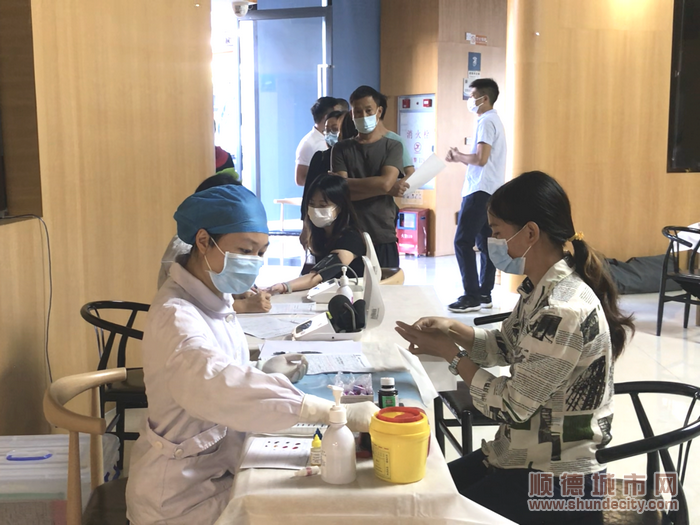 2-医护人员为献血市民进行血液初筛。.png