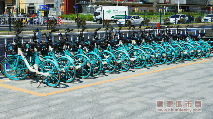 在锦龙站B出入口附近，共享自行车整齐停放在规定区域内。.jpg