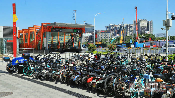 在锦龙站A出入口，电车和共享自行车停放整齐。.jpg