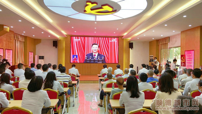 黄龙村收听收看党的二十大开幕会盛况。 (2).JPG