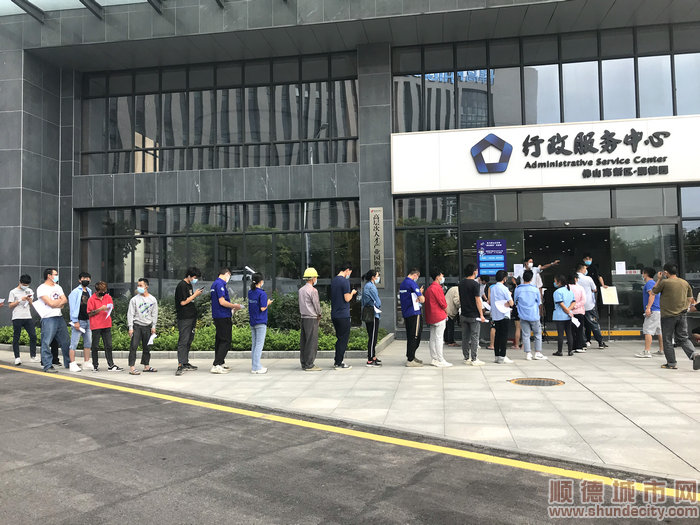 前来接种疫苗的市民有序排队。.jpg