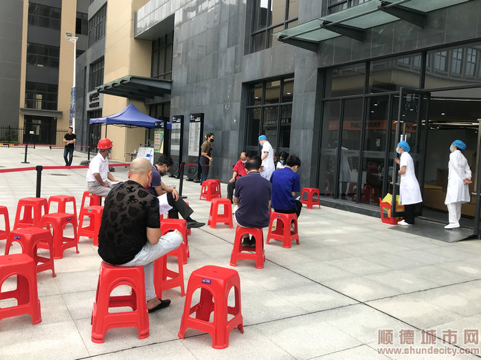 市民接种完疫苗后在休息区观察。.jpg