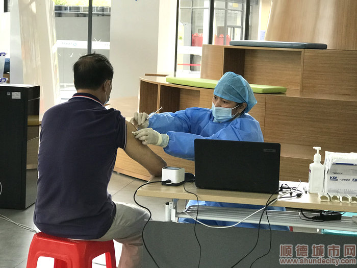 医护人员为市民接种疫苗。.jpg