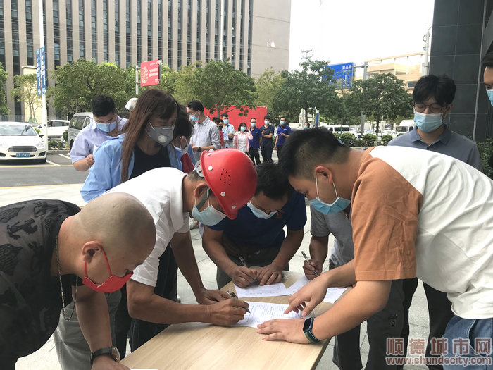 工作人员知道市民填好资料表格。.jpg