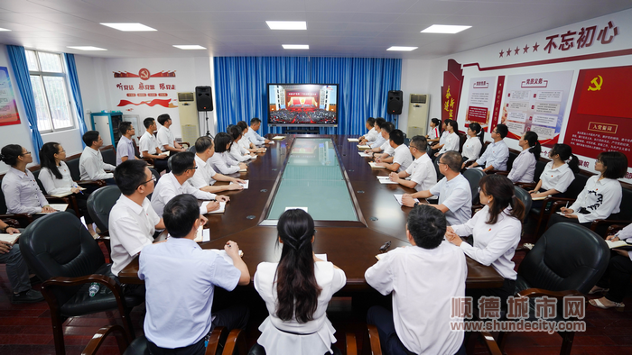 陈村职业技术学校组织收听收看党的二十大开幕会.png