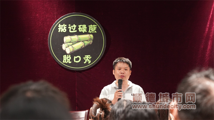 大猫在开放麦上讲新段子.jpg