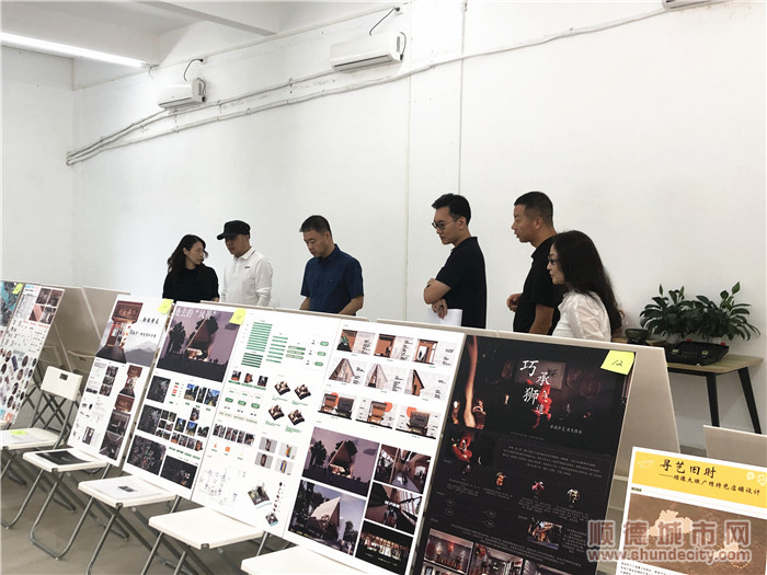 评委们现场浏览参赛作品。.jpg