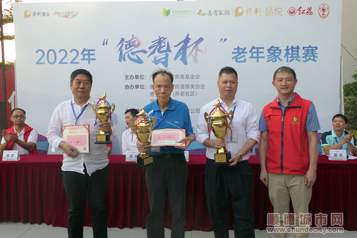 公开组前三名获得者合照.jpg