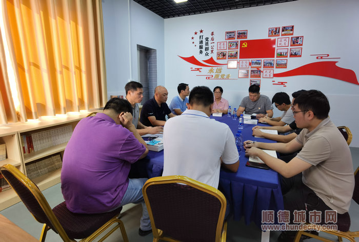 天湖社区召开学习党的二十大精神座谈会。.jpg