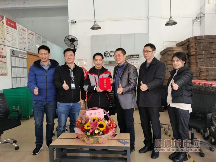慰问救人快递小哥欧阳杰元。.jpg