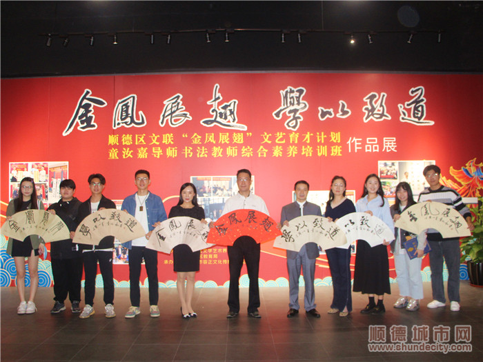 何鸿佳与学员、导师合照。.jpg