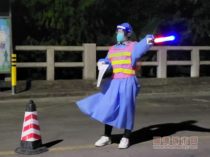 志愿者在夜间值守。.jpg