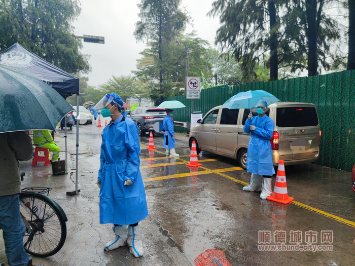 上午8点，新安村卡口点志愿者一丝不苟检查来往人员粤康码。.jpg