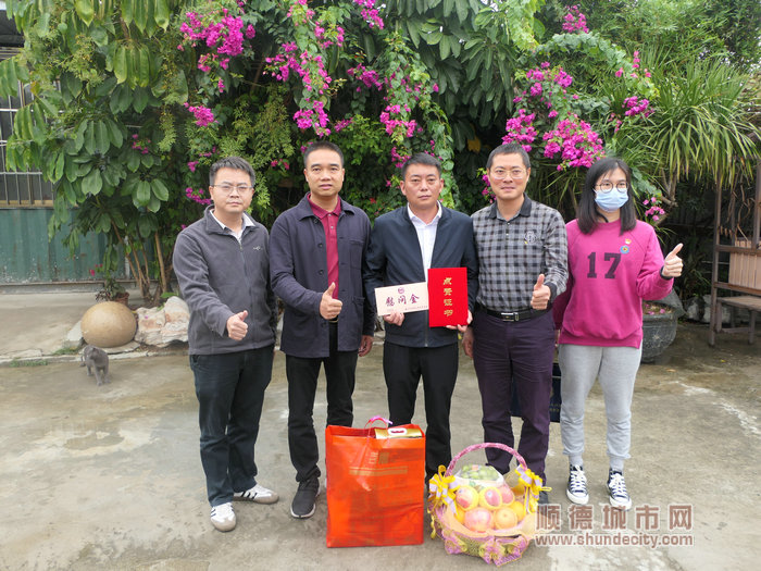 慰问组送上慰问品和慰问金。.jpg