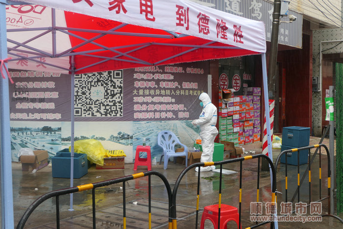 坚守临时管控区一线的“大白”。.jpg