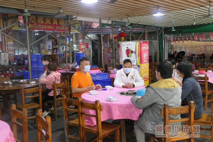 昌城美食饭店迎来第一批顾客。.jpg