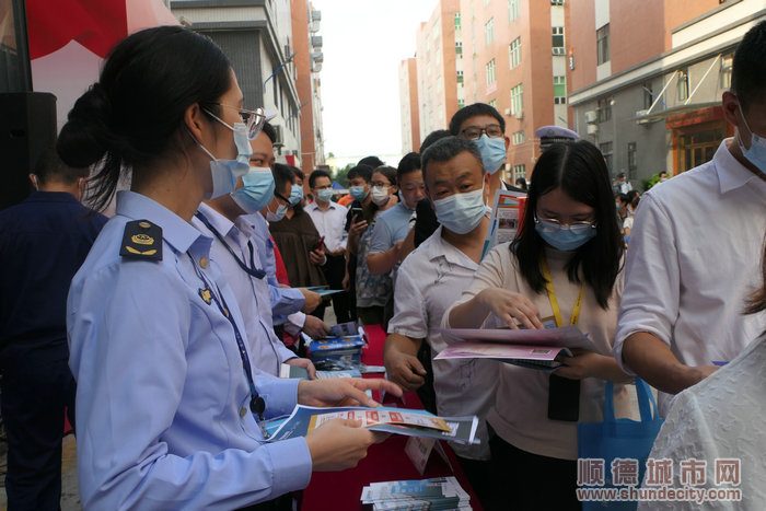 现场摆摊派发宣传资料.jpg