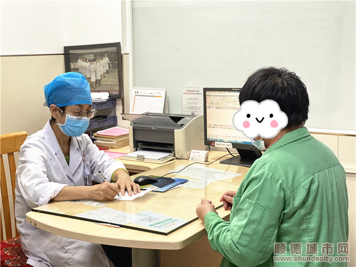 王志英主任给杨女士开药方。.jpg