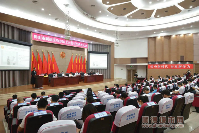 周婉施代表镇总工会第四届委员会向大会作《踔厉奋发 勇毅前行 永做职工群众最可信赖的娘家人》主题报告。.jpg