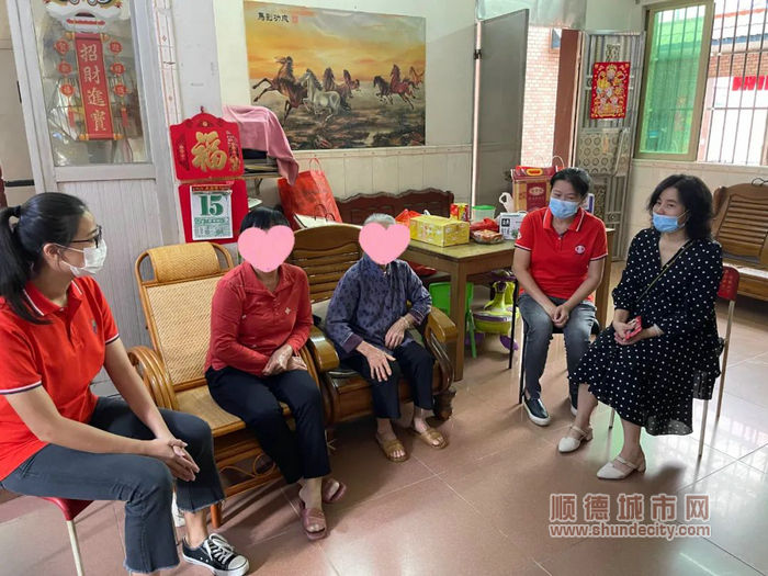 落户困难家庭家中，了解他们生活所需。.jpg