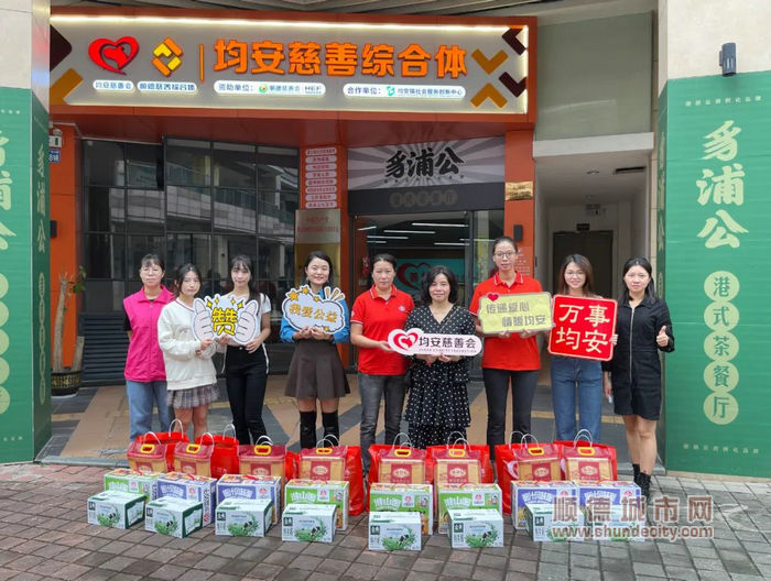 慰问组为困难家庭送去慰问品。.jpg