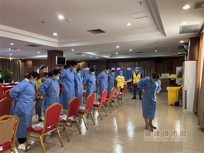 学习穿脱防护服.jpg