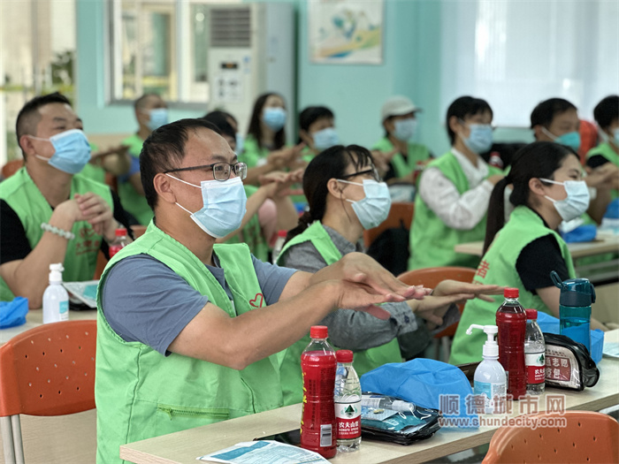 志愿者认真学习七步洗手法.jpg