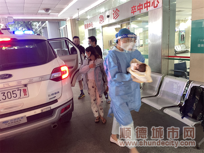 成功把婴儿交给医护人员.jpg