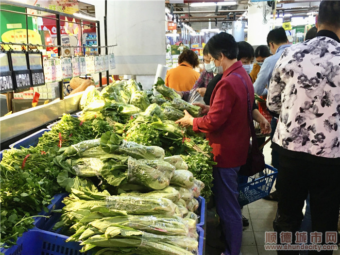 金百惠超市，市民陆续选购蔬菜，并未出现抢购现象。.jpg