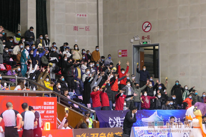 现场观众热情高涨。.jpg